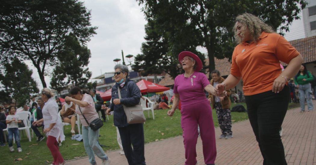Foto de un grupo de ciudadanos bailando en un parque en Bogotá