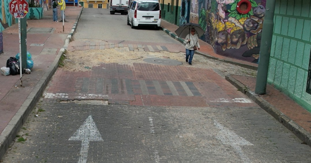 Foto de una vía en mal estado de la localidad de La Candelaria