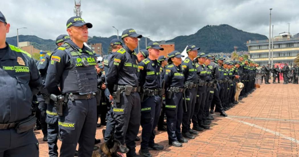 Policías formados afuera del estadio El Campín.