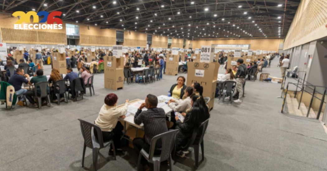 Panorámica de un puesto de votación en Corferias Bogotá.