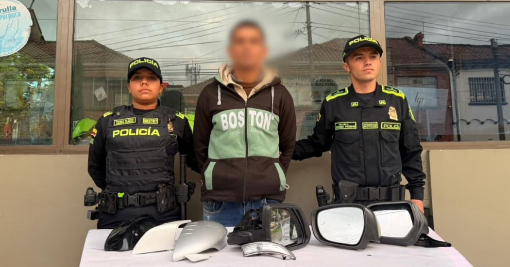 Hombre capturado en CAI San Luis, en medio de dos policías, con las autopartes robadas encima de una mesa.