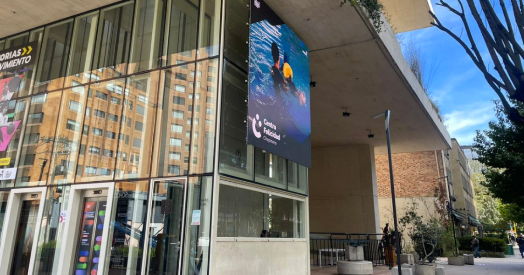 Imagen de la entrada del Cefe Chapinero donde se ve una pantalla mostrando las piscinas.
