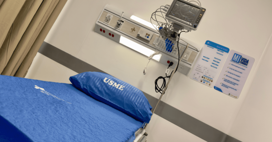 Foto de una camilla de un hospital de Bogotá