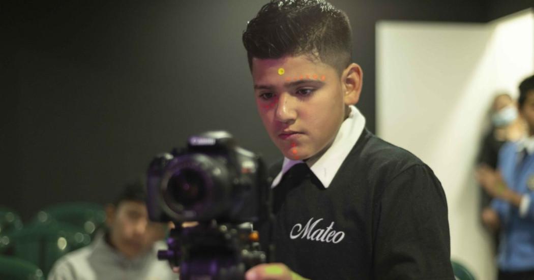 Imagen de un niño con una cámara de video