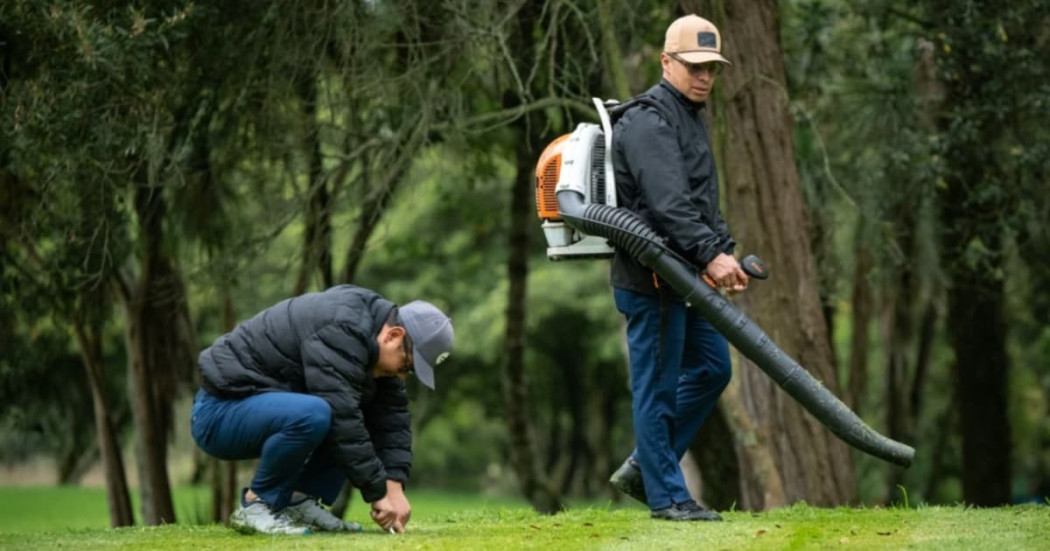 Personal realiza labores de mantenimiento en campo de golf del Parque La Florida
