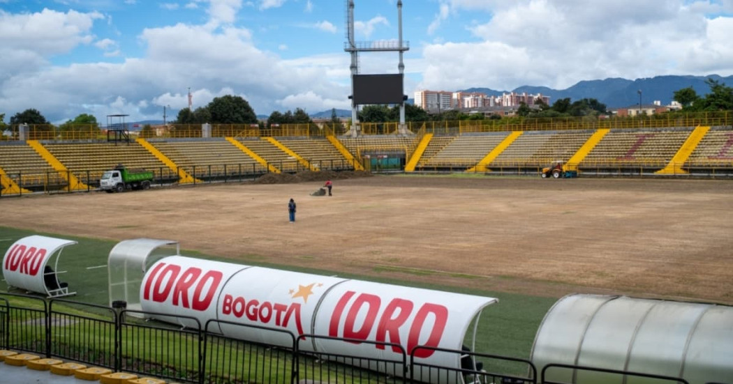Estadio Metropolitano de Techo con grama en mantenimiento y tribunas vacías