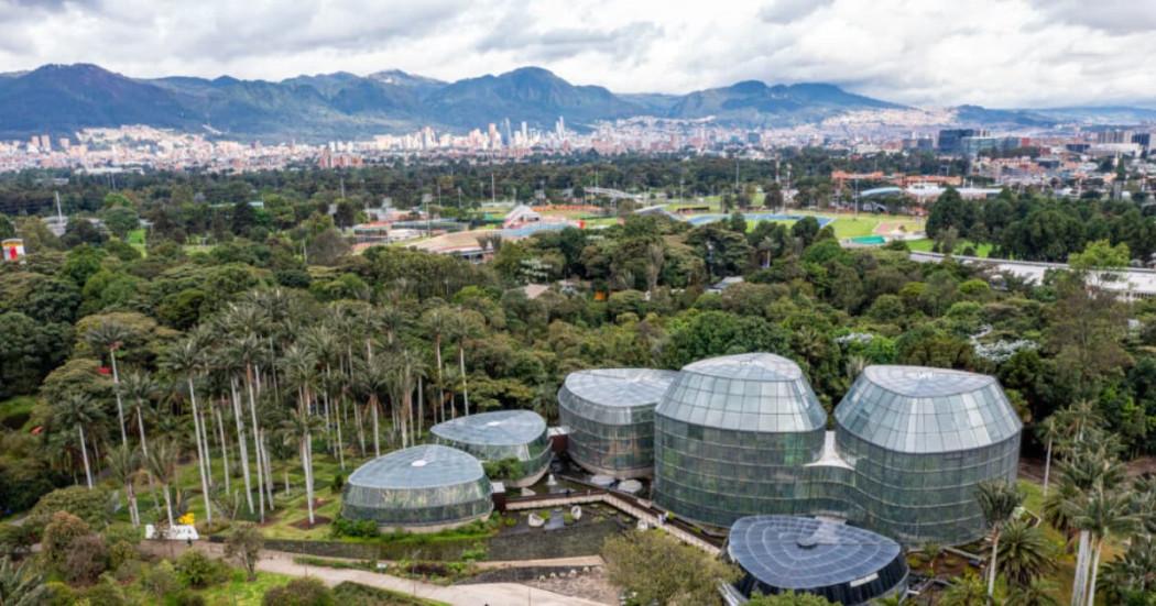 Vista aérea Jardín Botánico Bogotá con vista hacia el Tropicario y la ciudad de fondo
