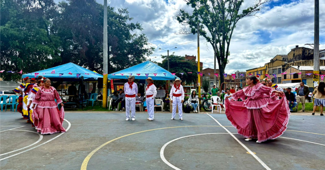 Foto de un grupo de ciudadanos bailando en un parque en Bogotá