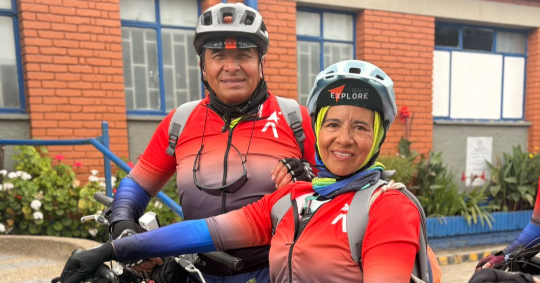 Foto de dos personas con casco