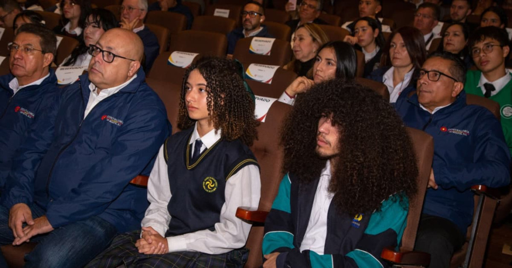 Estudiantes reunidos en un auditorio