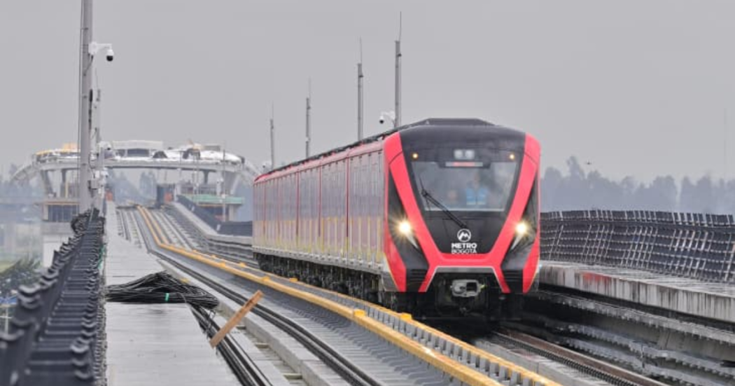 Imagen de uno de los vagones del metro en el viaducto