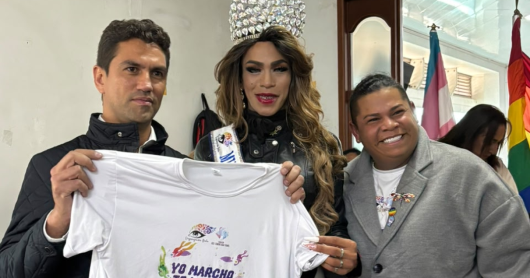 Foto de tres personas posando con una camiseta blanca