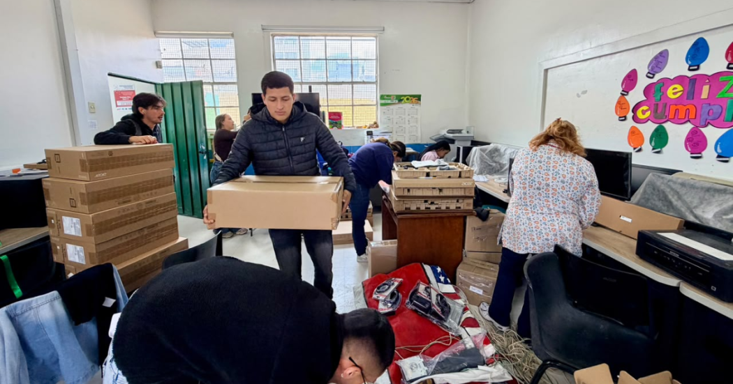 Foto de personas entregando ayudas a colegios de Bogotá