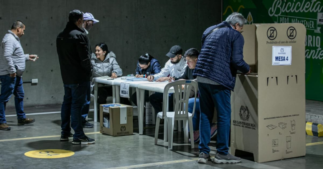 Personas ejerciendo su derecho al voto en Bogotá.