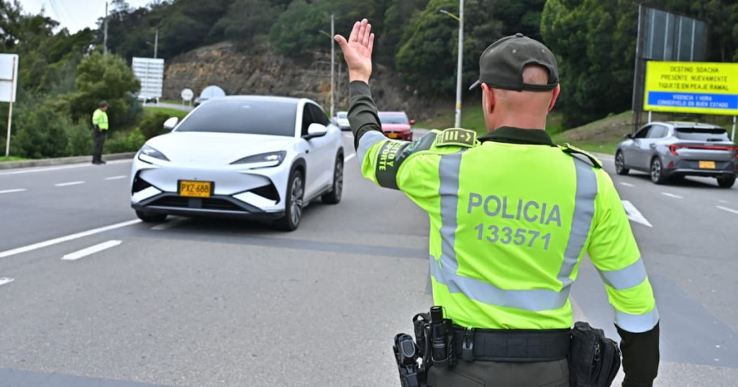 Policía de tránsito regulando el tráfico