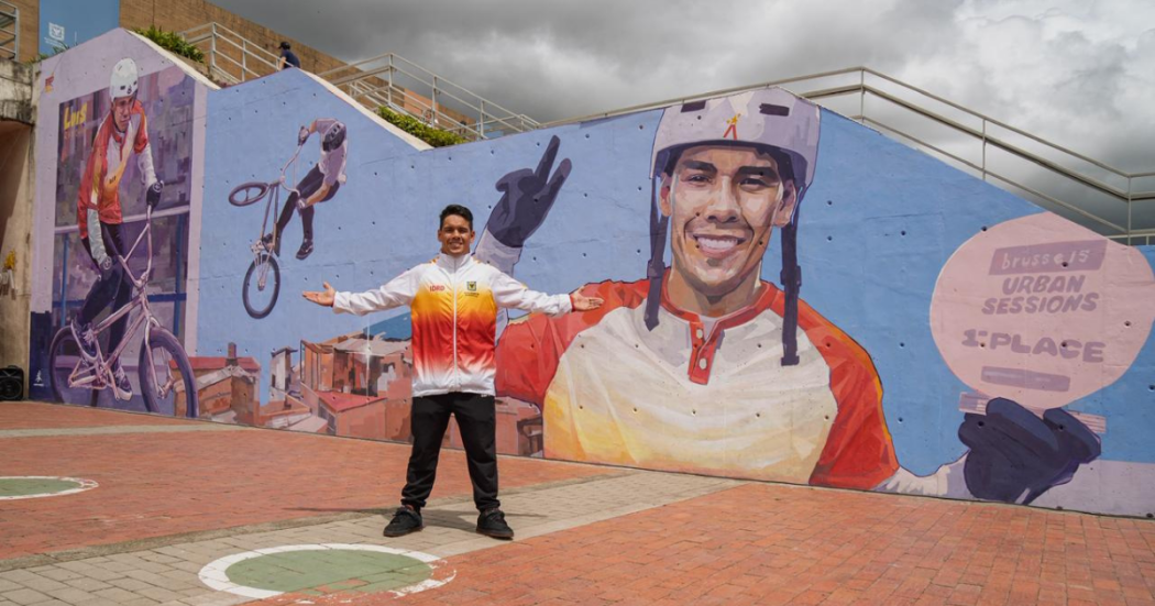 Imagen del deportista bogotano Luis RIncón junto al mural en su honor.