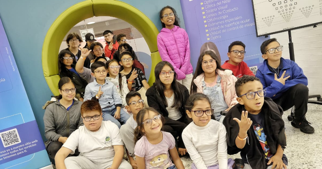 Imagen de niños y niñas con las gafas puestas