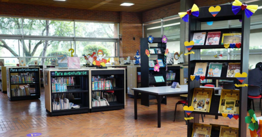 Imagen de Salas de lectura en BibloRed con banderas de Colombia
