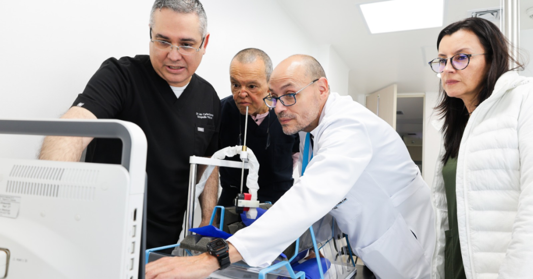 Foto de funcionarios de salud revisando equipos medicos 