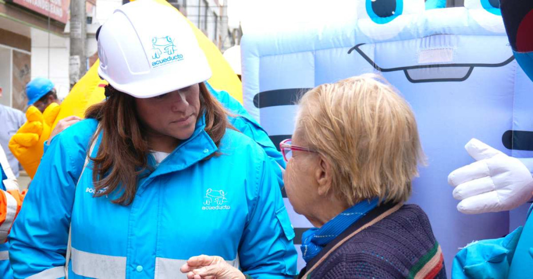 Foto que muestra dos mujeres hablando en la calle 