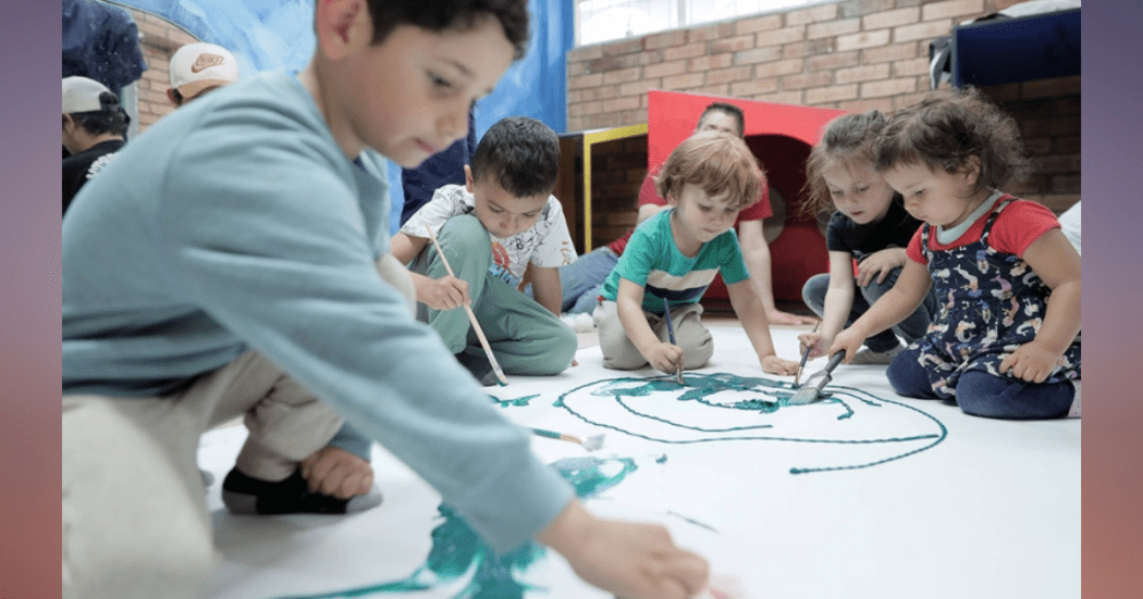 Imagen de varios niños de la primera infancia disfrutando del evento.