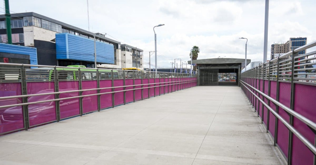 Foto de una obra de una estación de TransMilenio. 