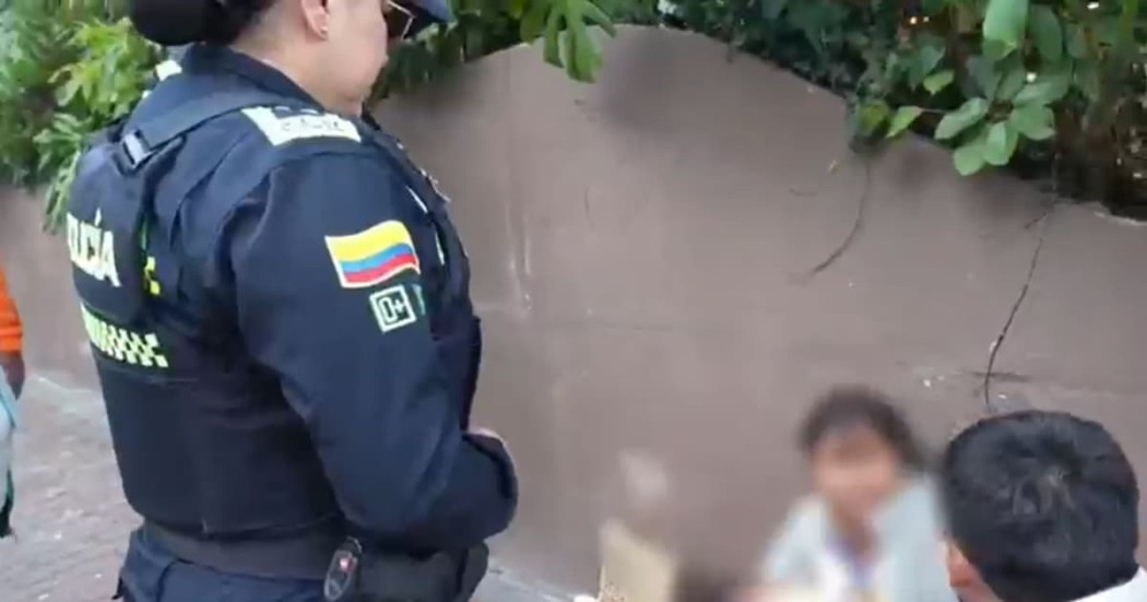 Policía hablando con una menor