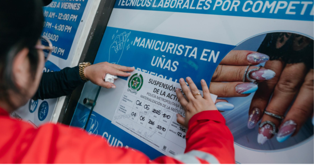 Foto de funcionarios del Distrito sellando un establecimiento 