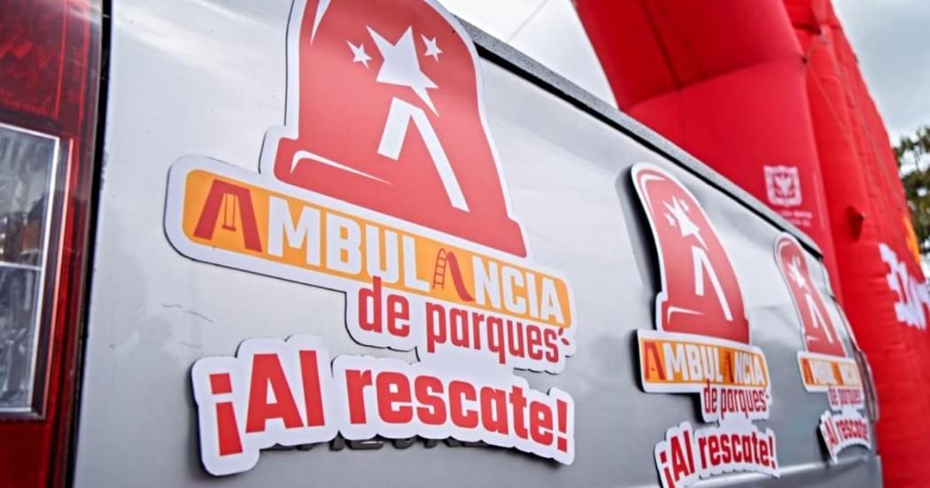 Ambulancia de parques del IDRD con letrero “¡Al rescate!” en Bogotá