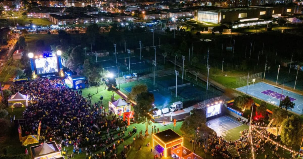 Multitud en fanzone de Bogotá viendo en pantalla gigante el primer partido de la Selección Colombia de Fútbol Masculina en el Mundial 2026