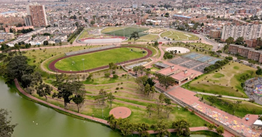 Vista aérea del Parque Timiza con pista atlética, canchas, lago y verdes