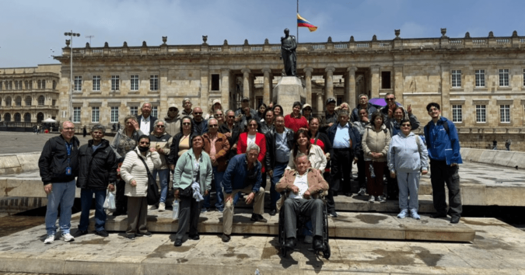 Foto de pensionados del FONCEP en la Plaza de Bolívar 