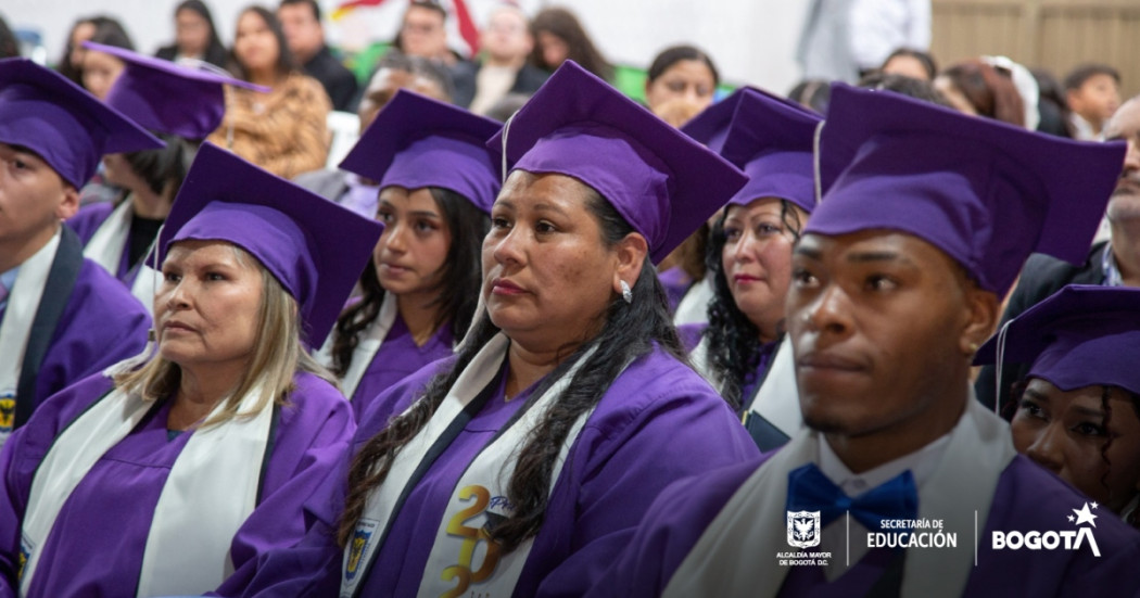 Foto que muestra hombres y mujeres con toga y birrete en una ceremonia de graduación 