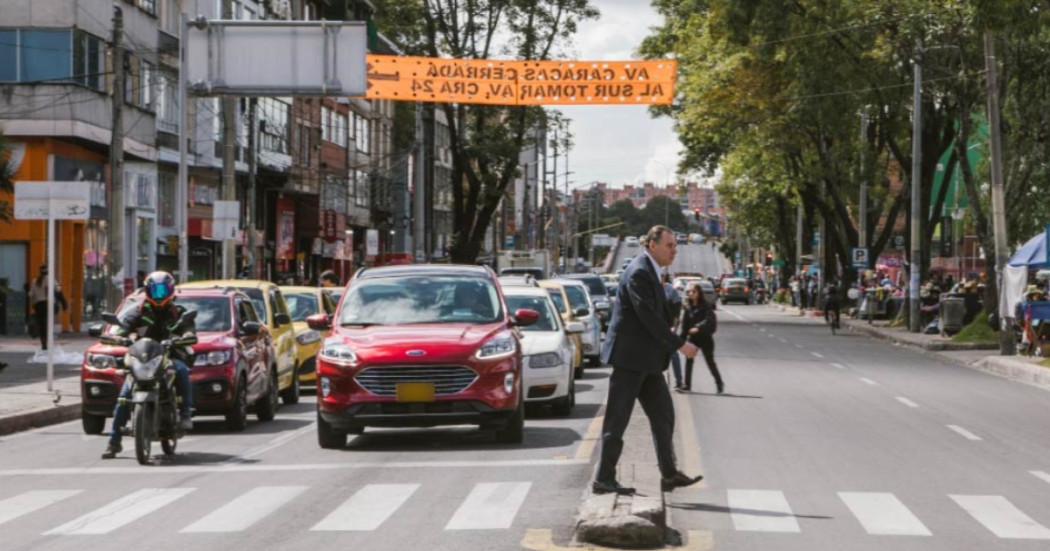 Foto que muestra vehículos andando por las calles