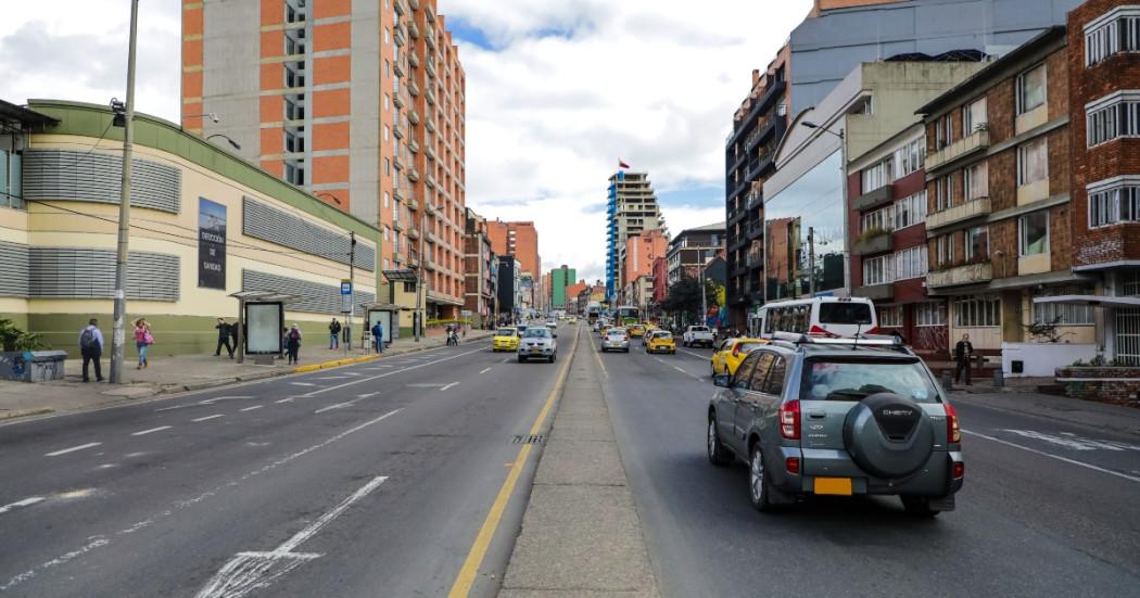 Foto que muestra vehículos andando por las calles de Bogotá