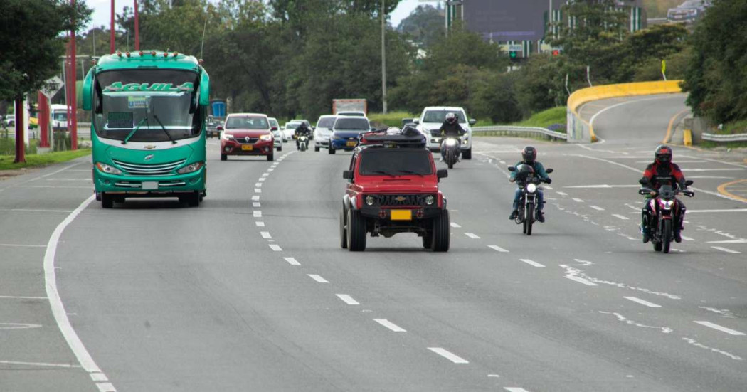 Foto que muestra vehículos andando por las calles