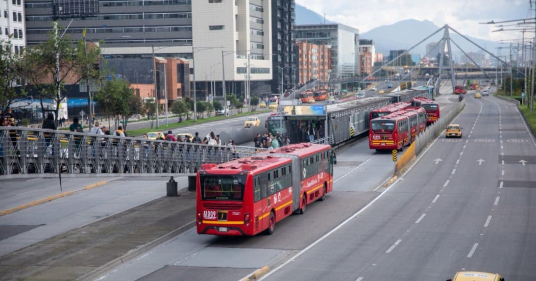 Foto de varios buses de TransMilenio en una vía de Bogotá