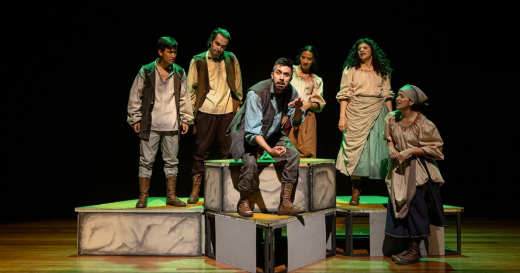 Imagen de los protagonistas de la obra en un teatro en Bogotá.