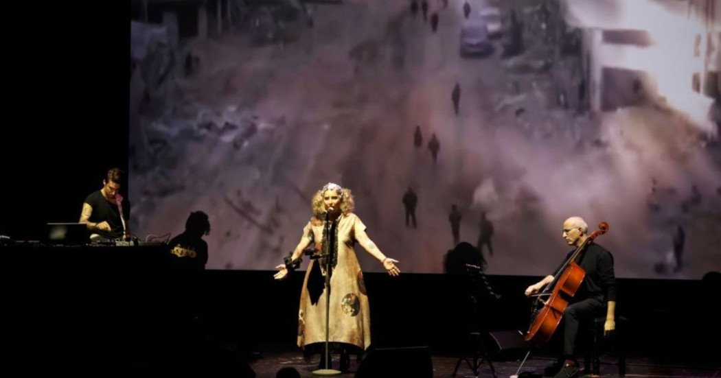 Imagen de Eileen Khatchadourian en concierto junto a un violinista y DJ.