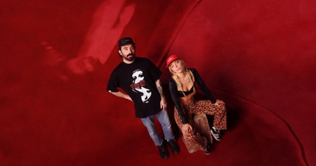 Imagen de Pablo 'Melov' y Tattiana Echeverri (LeTatt) en un fondo rojo 