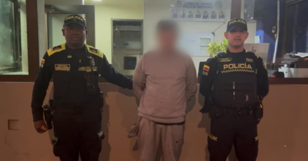 Hombre capturado en medio de dos policías.