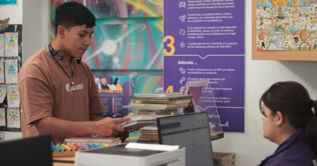 Imagen de usuario con libro para préstamo en BibloRed