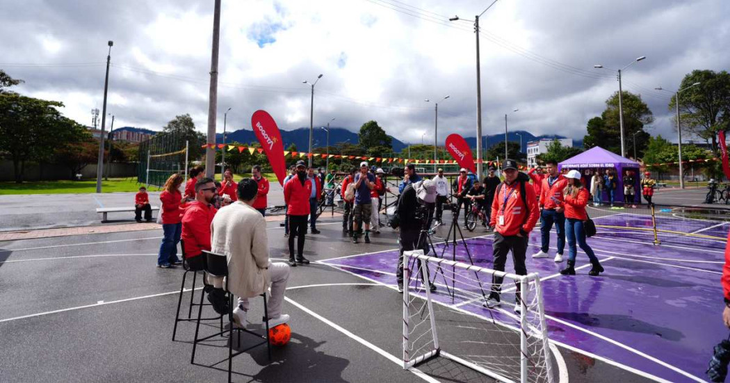 Foto que muestra personas reunidas en un parque