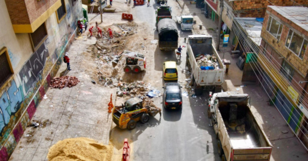 Foto que muestra una vía en construcción y volquetas 