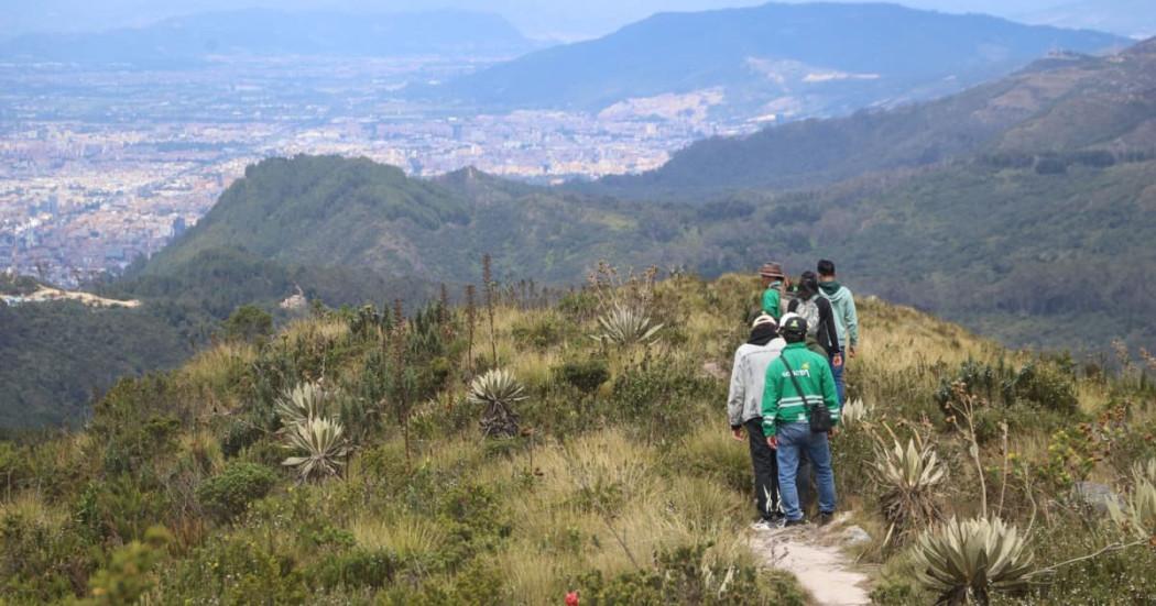 personas caminando por montañas de Bogotá