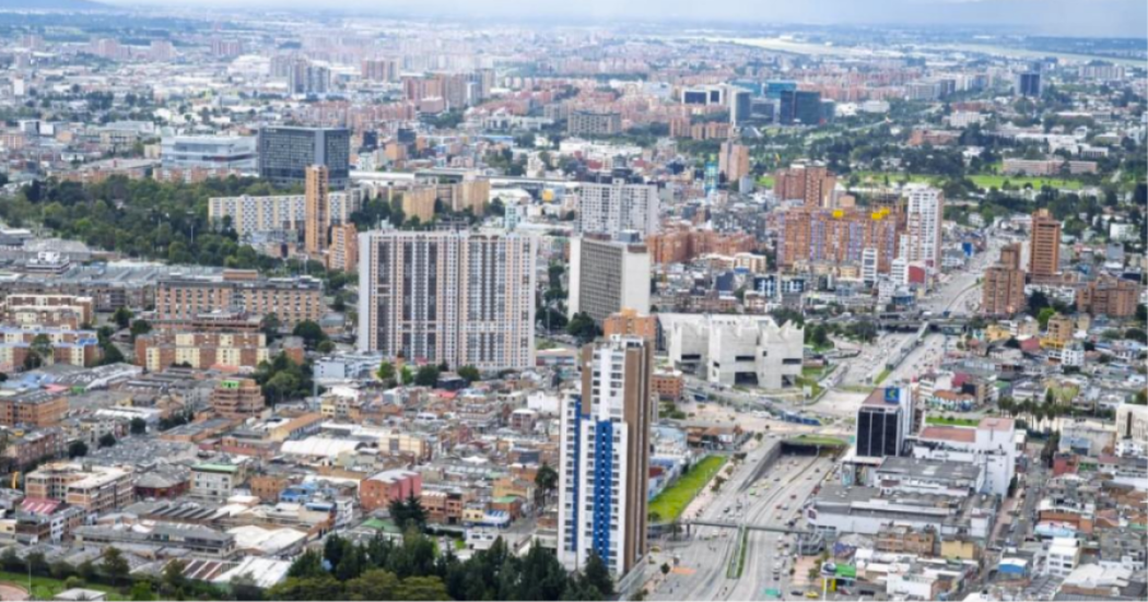 Imagen panorámica de Bogotá en la que se aprecia un día soleado.