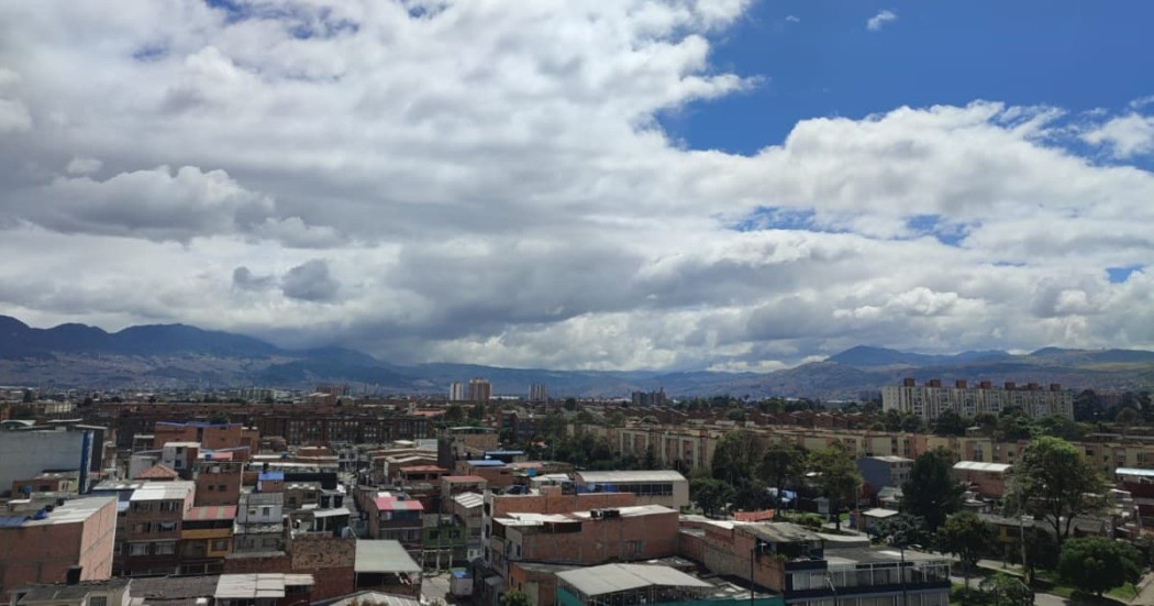 Foto panorámica de Bogotá que muestra edificios y árboles 