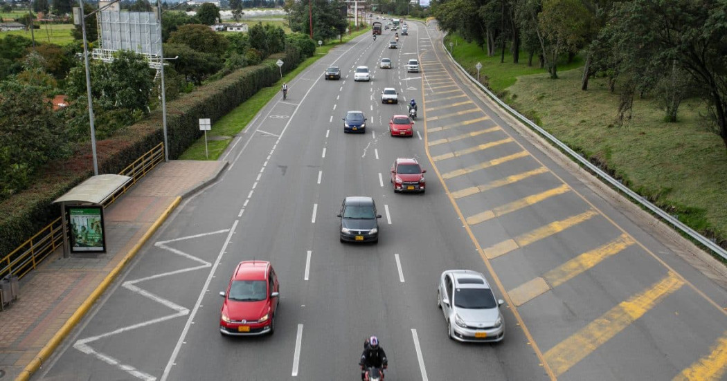 Foto de varios carros en una vía