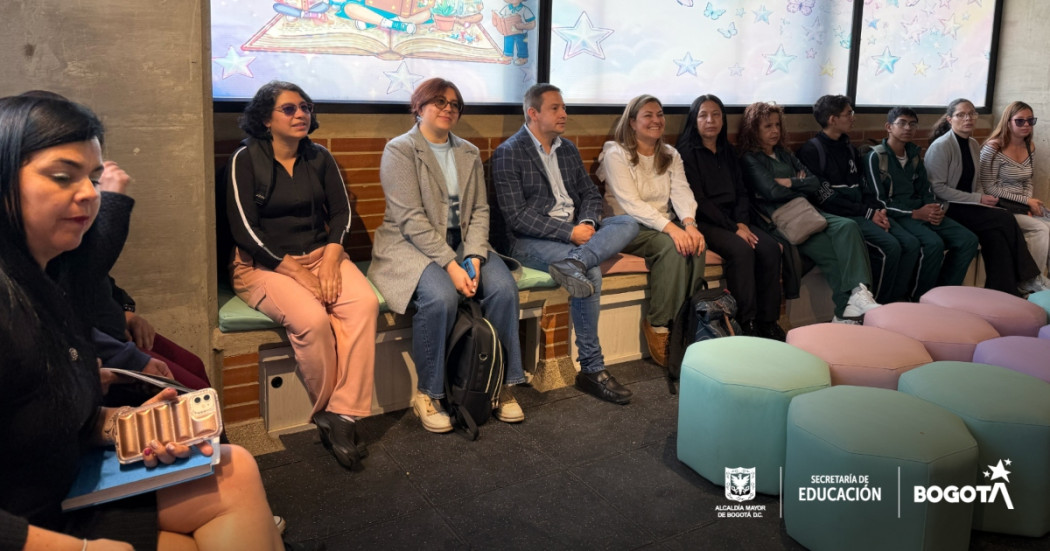 Foto que muestra personas sentadas en un salón 