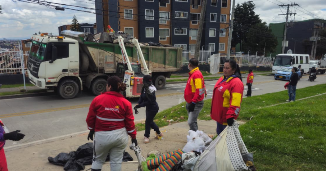 Foto de funcionarios del Distrito en operativo de limpieza
